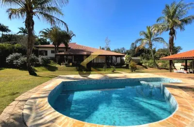 Casa à venda em condomínio de luxo na região do gramado, com 4 suítes, lazer privativo e garagem para 10 carros