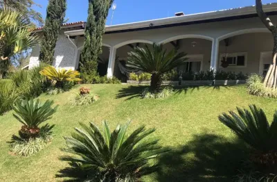Casa à venda em condomínio em vinhedo, alto padrão, 6 dormitórios, 4 suítes, 3 salas, home office, pomar, salão de jogos, espaço gourmet e piscina.