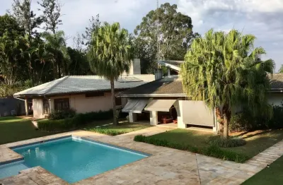 Casa em condomínio à venda na região do gramado, com 4 suítes, piscina, salão de festas gourmet e garagem para vários autos