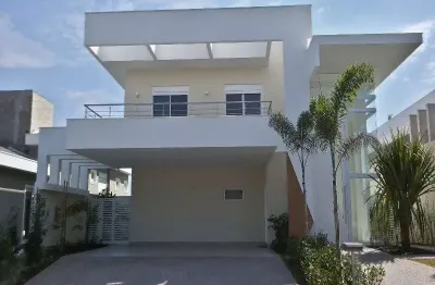 Casa à venda em condomínio na região do alphaville, 4 suítes (3 com closet), piscina e garagem para vários carros