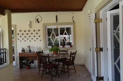 Casa em condomínio à venda em valinhos, 3 amplas suítes com closet, lazer e garagem para vários carros.