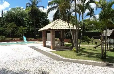 Casa térrea à venda em charmoso condomínio na região do gramado, com 3 dormitórios (1 suíte) e garagem para vários carros