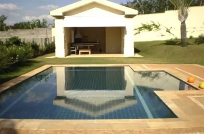 Casa em condomínio à venda na região do gramado com 5 suítes e 6 vagas de garagem