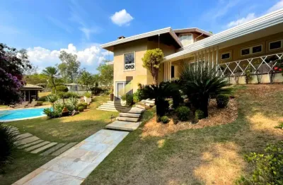 Casa à venda em condomínio, na região do gramado, 4 suítes com closet, garagem para 12 carros