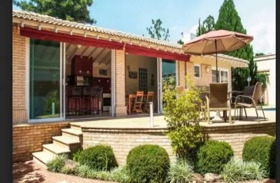 Casa  em condominio espaçosa e aconchegante conta com 4 suites amplos, perfeitos para acomodar toda a família de forma confortável e privativa.