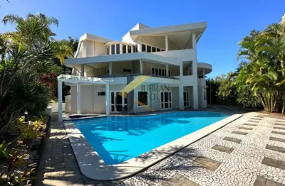 Casa em condomínio para aluguel na região do gramado, com 4 suítes, lazer completo e garagem para vários caros.