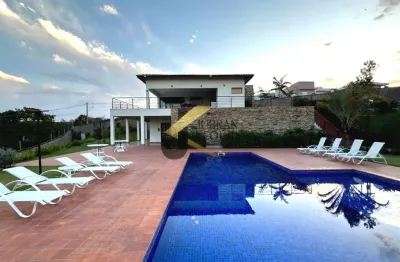 Casa à venda em condomínio na região do alphaville com 3 suítes (1 térrea), espaço gourmet e garagem para vários carros.