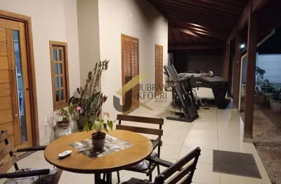 Casa à venda  em jaguariuna ,em condominio de chacaras ,com 3 quartos sendo 1 suite