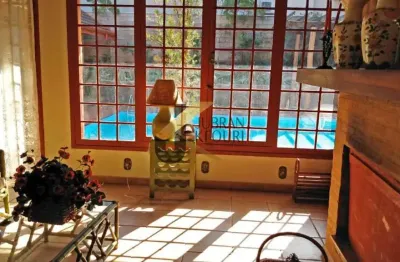 Casa em condomínio desejado para aluguel, em valinhos, com 4 quartos (2 suítes com closet), piscina e 4 vagas de garagem.