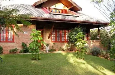 Casa em condomínio desejado à venda, 4 dormitórios (2 suítes com closet), 4 vagas de garagem, piscina. estilo rústico condomínio com muita área verde