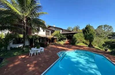 Casa em condomínio à venda no gramado - campinas, com 3 suítes, lazer privativo e garagem para vários carros.