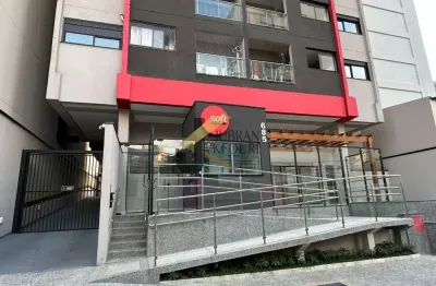 Apartamento mobiliado, equipado e decorado para aluguel no bosque, 1 suíte com closet e lavabo, sala para 2 ambientes, varanda e garagem coberta