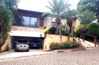 Casa à venda na região do gramado com 3 dormitórios (1 suítes ), lazer comum, garagem , escritório, home theater, salas de estar, lareira e jantar.