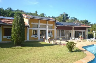 Casa térrea à venda em condomínio de chácaras de alto padrão em sousas com 1.500m² de construção, com 20.220m² de área de terreno com topografia plana com fundo para o rio atibaia, toda cercada com al