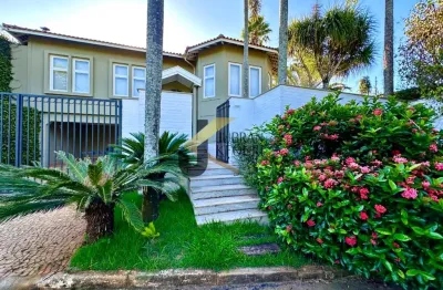 Casa em condomínio à veda na região do gramado - campinas, com 3 suítes, piscina, lazer comum e garagem para 4 carros.