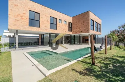 Casa à venda em condomínio -jaguariúna, com 4 suítes (1 master), lazer comum e garagem para vários carros.