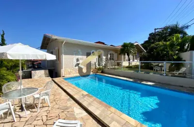 Casa à venda próximo ao colégio coração de jesus,4 dormitórios(suíte),4 vagas,lazer privativo.de esquina,várias salas,amplo living com varanda,ar.