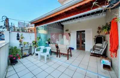 3 quartos, suíte, 2 vagas, quintal, churrasqueira, corredor lateral, área de serviço.