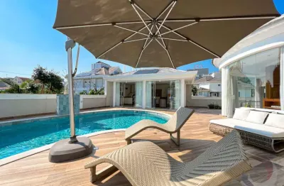 Casa de 1200m² com 8 quartos sendo 6 suítes em jurerê