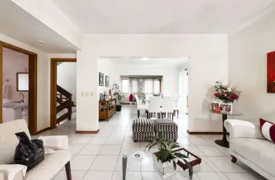Casa de 314m2 com 4 quartos sendo 1 suíte na trindade