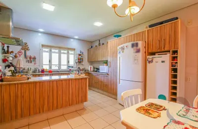 Casa de 378m² com 5 quartos sendo 3 suítes na lagoa da conceição