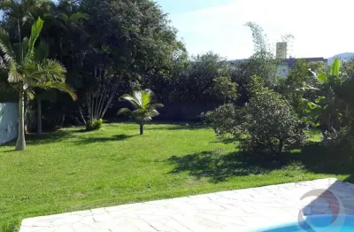 Casa  de 260m² com 3 quartos sendo 2 suítes nos ingleses