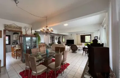 Casa residencial de 4 dorms. no bairro praia brava.