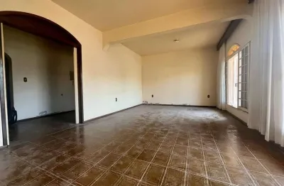 Casa residencial de 310m² com 4 quartos sendo 1 suíte no baln. do estreito