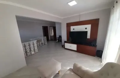 Casa ampla, com 3 dormitórios sendo 1 suíte e 2 vagas de garagem