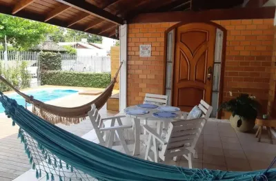 Casa residencial com 4 dormitórios no bairro canasvieiras.