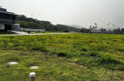 Terreno em condomínio fechado, com 300m² no bairro pedra branca.
