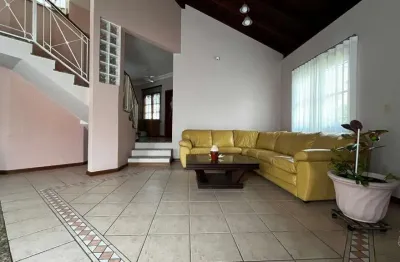 Casa de 2 andares com 4 dormitórios sendo 1 suíte no córrego grande