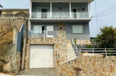 Casa residencial com 200m² e 2 kitnets no centro de florianópolis