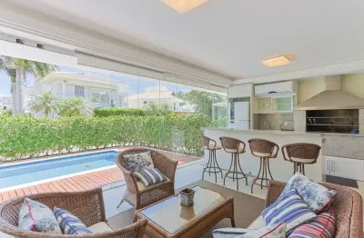 Casa de 380m² com 3 quartos sendo 1 suíte em condomínio fechado no cacupé