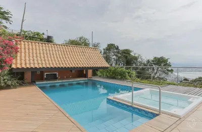 Casa com vista mar e 4 quartos no centro de florianópolis