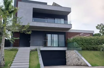Excelente casa de alto padrão com 4 suítes no rio tavares