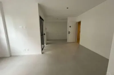 Apartamento com 2 quartos sendo 1 suíte no balneário do estreito