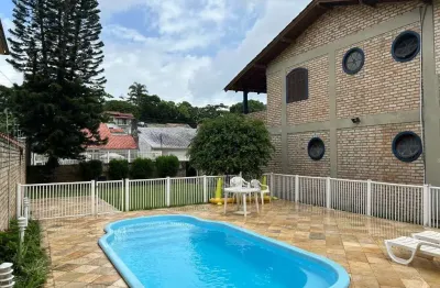 Casa residencial com 4 quartos no bairro de canasvieiras