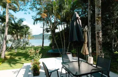 Casa de 350m² com 4 quartos sendo 3 suítes na praia mole