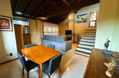 Casa com 275m² com 4 quartos sendo 1 suíte no campeche