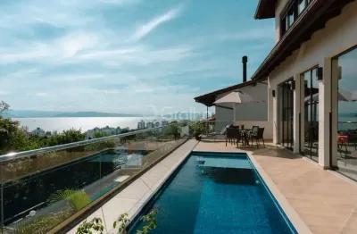 Casa de 370m² com 4 quartos sendo 2 suítes no centro
