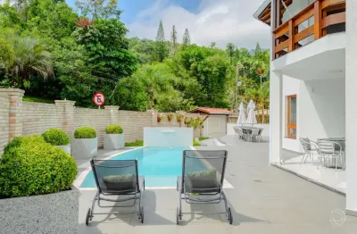 Casa de 507,06m² com 4 quartos sendo 3 suítes no itacorubi