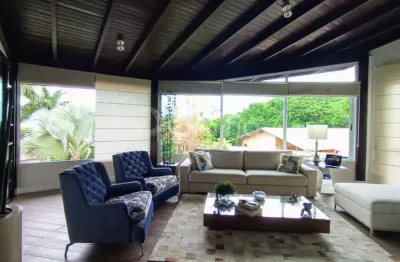 Casa com 5 quartos sendo 1 suíte no bairro tijuquinhas em biguaçu