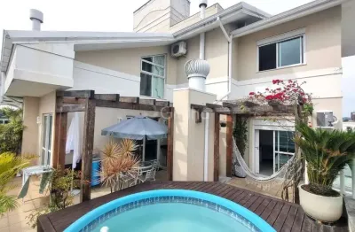 Cobertura de 140m² com 3 quartos sendo 2 suítes em canasvieiras
