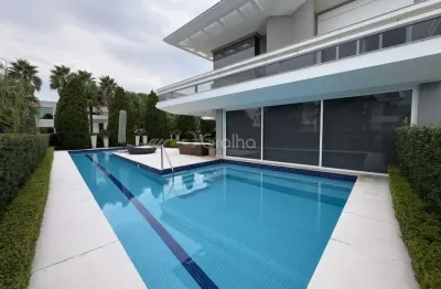 Casa residencial de 770 m² com 4 quartos sendo 4 suítes no bairro jurerê