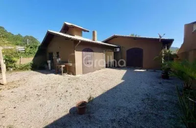Casa residencial de 182 m² com 4 quartos sendo 1 suíte no itacorubi