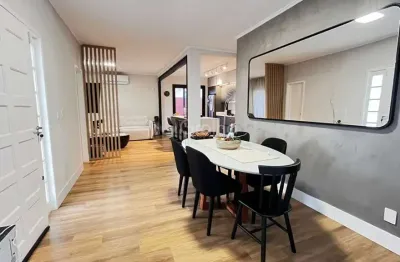 Casa térrea com 3 quartos,  1 suíte e 164m² privativos em jurerê internacional, florianópolis