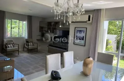 Casa residencial de 260 m² com 3 quartos sendo 3 suítes