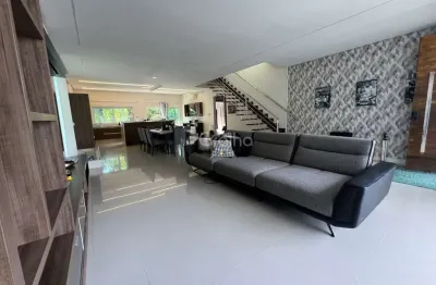 Casa de 550m² com 3 quartos sendo 2 suítes no itacorubi