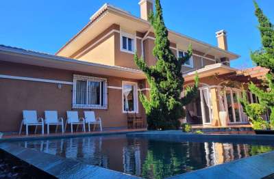 Casa residencial de 289m² com 3 quartos no canto da lagoa